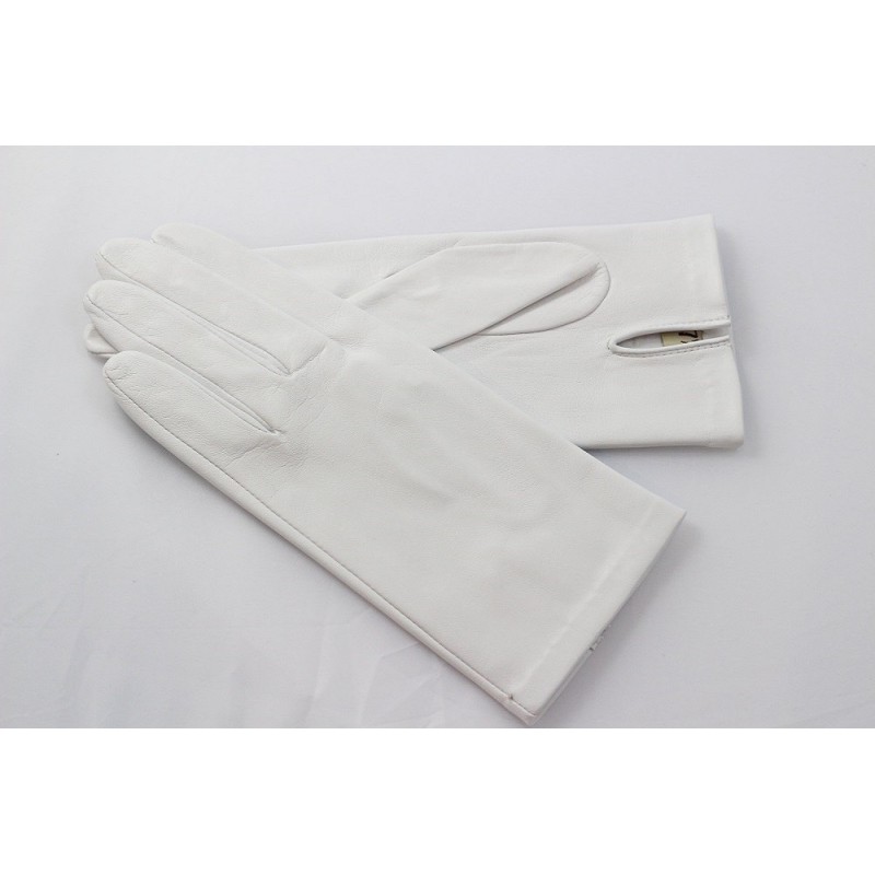 Gants blanc cuir agneau femme, accessoire beau et chic.